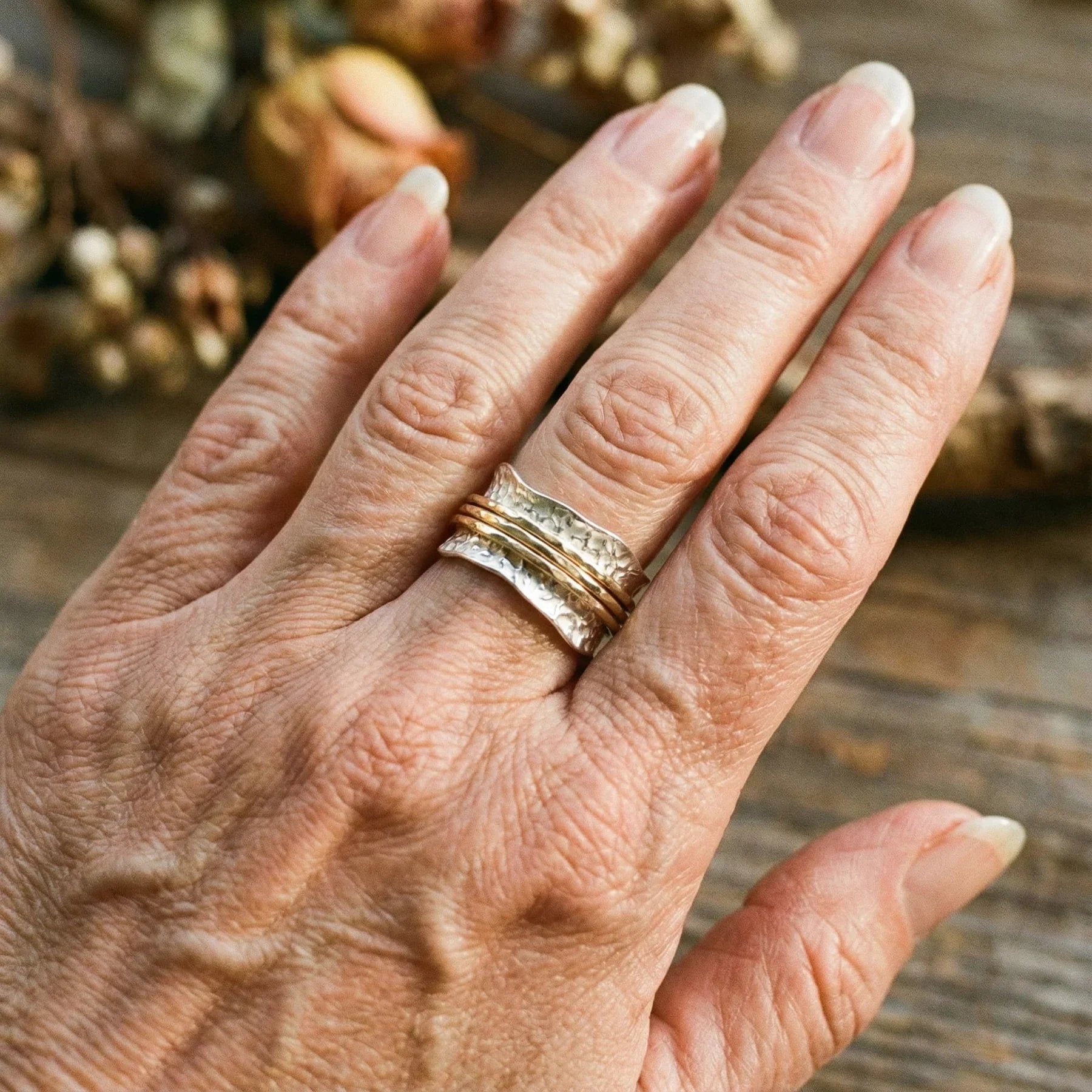 Cienki obrotowy pierścionek vintage w kolorze złotym i srebrnym