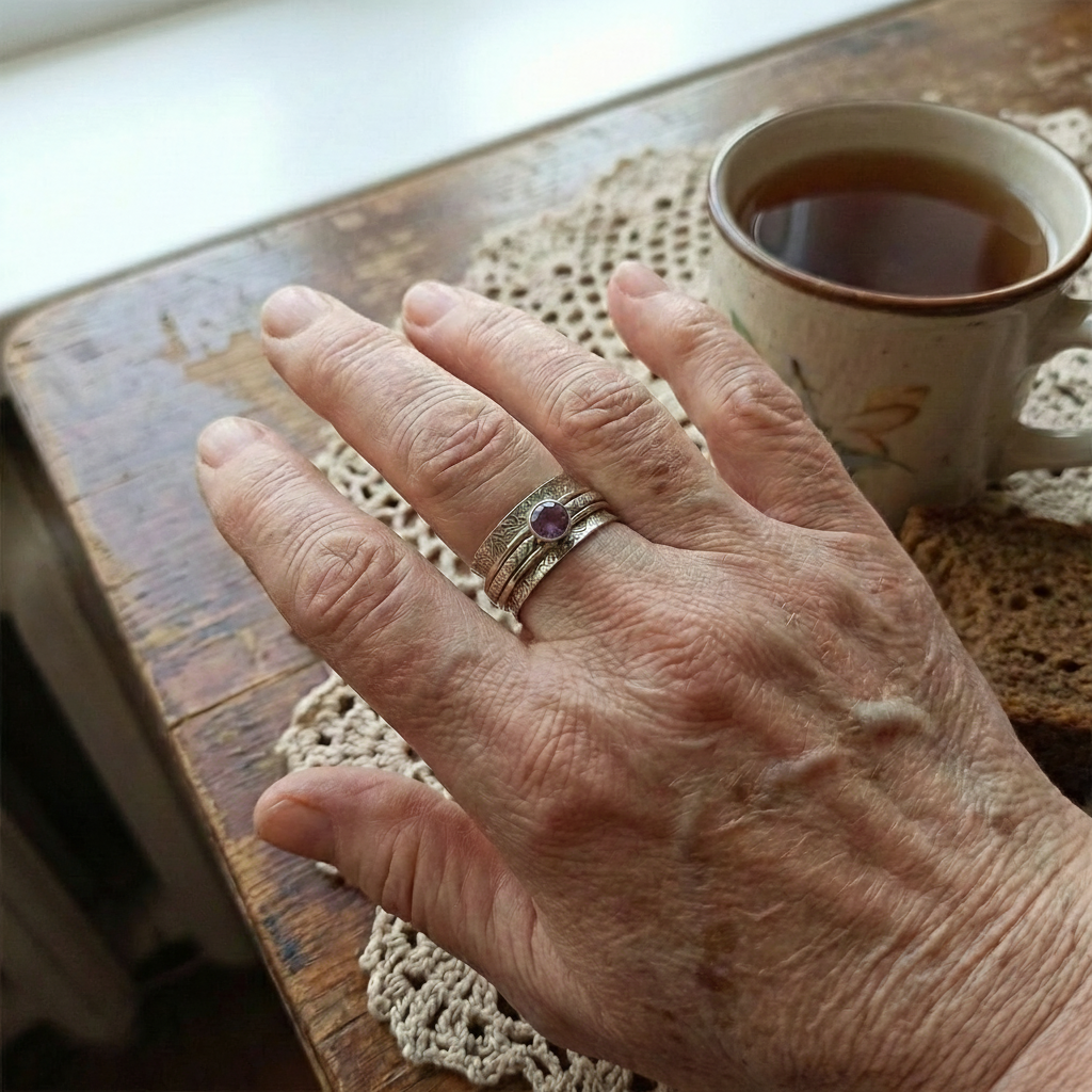 Vintage srebrny pierścionek z kwiatem i kolibrem