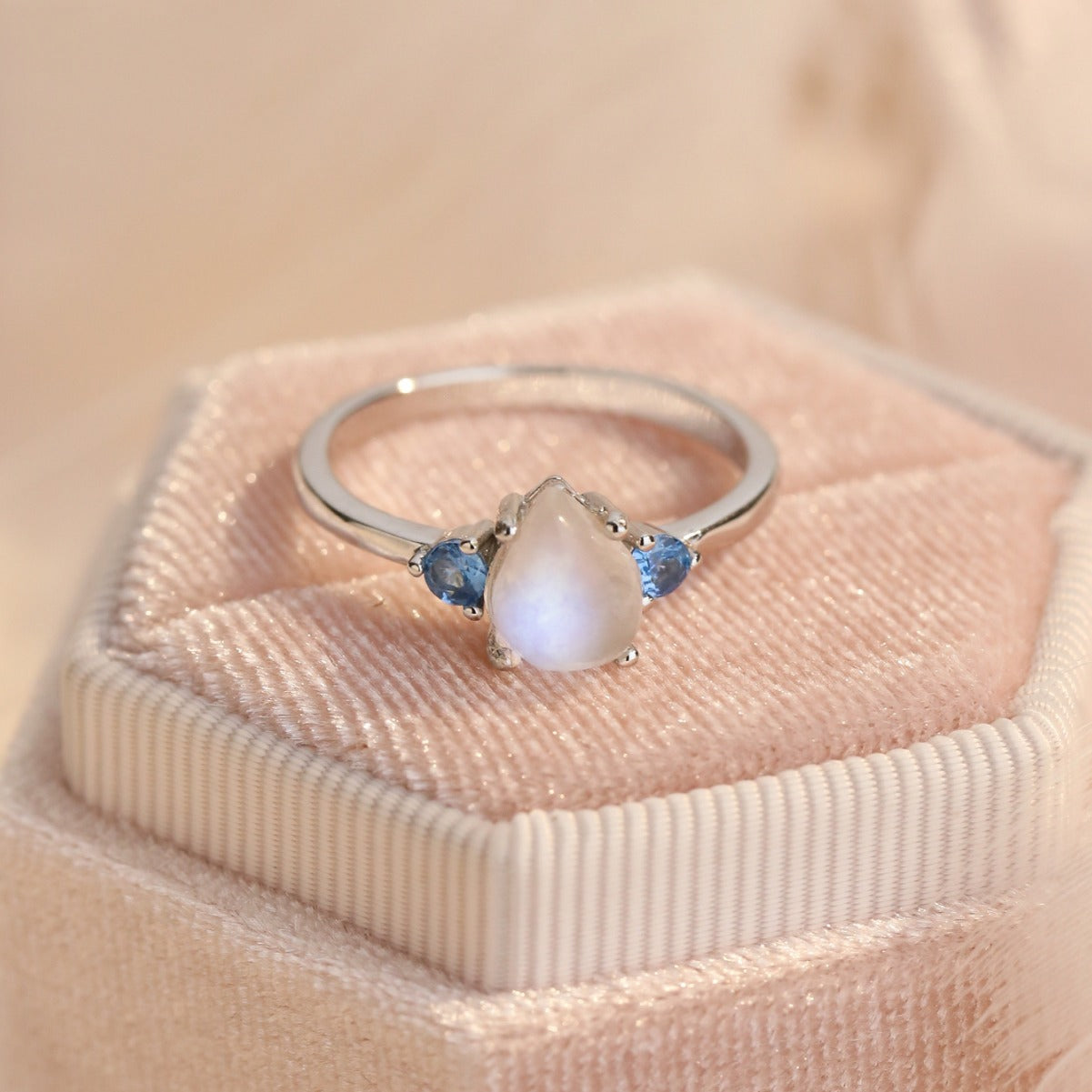 Pierścionek Luiza z Kamieniem Księżycowym