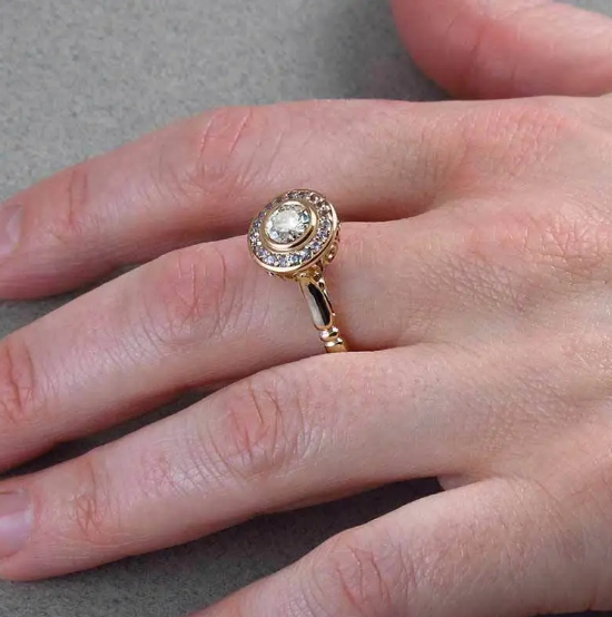 Pierścionek z Mikro Inkrustacją w Złocie